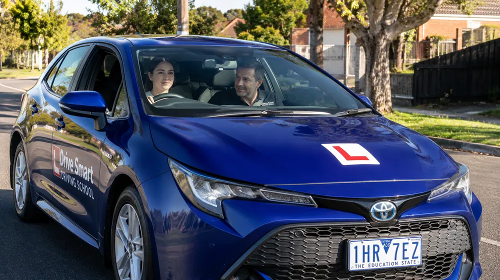 parents guide to supervising learner drivers in victoria – father teaching daughter in car with L plates